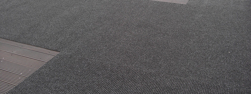 Een antislipmat laten installeren voor een evenement